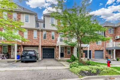 Att/Row/Townhouse in Oakville