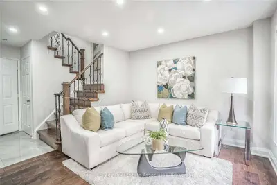Att/Row/Townhouse in Mississauga