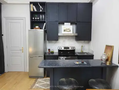 21 Lansdowne Avenue 1, Toronto, On M6k 2v7