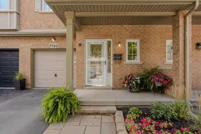 Att/Row/Townhouse in Burlington