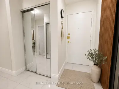50 Lotherton Pathway 410, Toronto, On M6b 2g7
