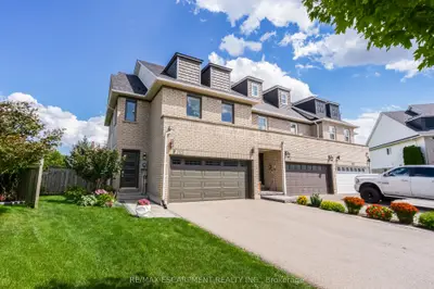 Att/Row/Townhouse in Oakville
