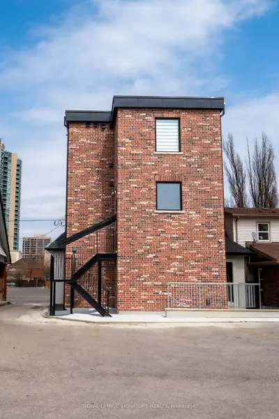 5 Mill Street N #3, Brampton, On L6x 1s5
