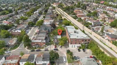 2 Rockwell Avenue, Toronto, On M6n 1n3