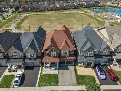 8 Monkton Circle, Brampton, On L6y 0x1