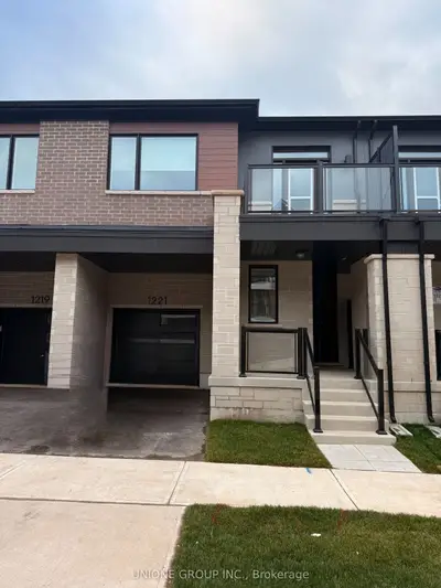 Att/Row/Townhouse in Oakville