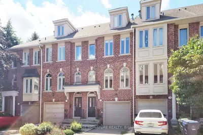 Att/Row/Townhouse in Toronto