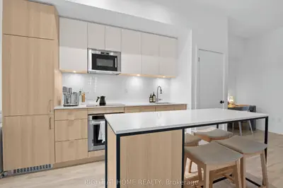220 Missinnihe Way 403, Mississauga, On L5h 0a9