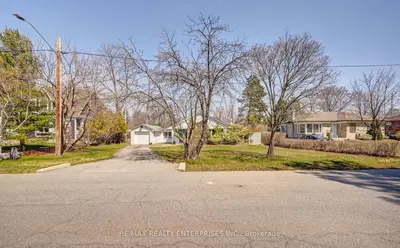 1235 Old River Road, Mississauga, On L5g 3g2