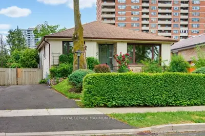 41 Strathavon Drive, Toronto, On M9v 2h4