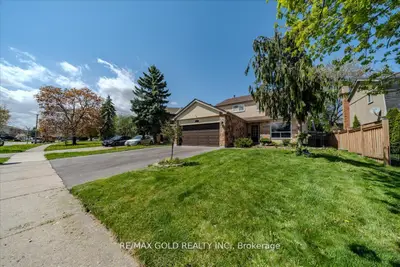 18 Markham Street, Brampton, On L6s 2x7