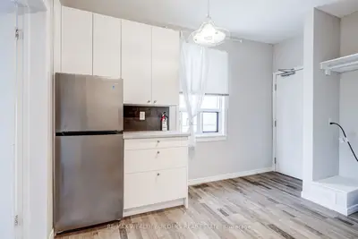 2443 Dundas Street W Upper Unit 2, Toronto, On M6p 1x3