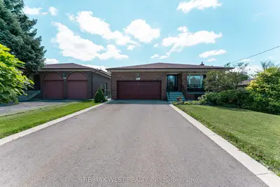 25a St Andrews Boulevard, Toronto, On M9r 1v9