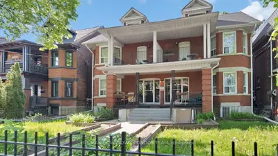 5 Thornburn Avenue 102, Toronto, On M6k 1c4