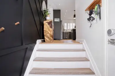 12 Leavenworth Crescent, Toronto, On M9c 1t4