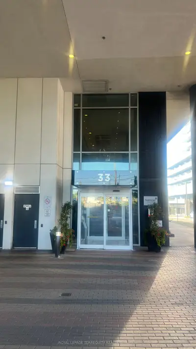 33 Shore Breeze Drive 1303, Toronto, On M8v 0g1