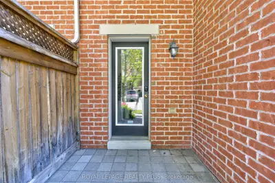5750 Tosca Drive 1, Mississauga, On L5m 0p7