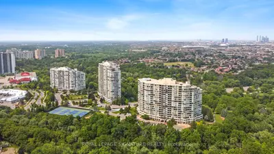 3 Rowntree Road 407, Toronto, On M9v 5g8