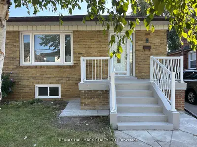 9 Macleod Street Main, Toronto, On M6l 2m7