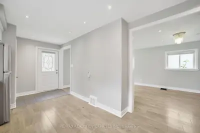 15 Delroy Drive, Toronto, On M8y 1m8