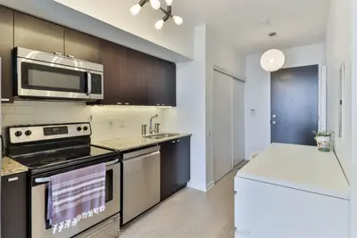 105 The Queensway 2709, Toronto, On M6s 5b5
