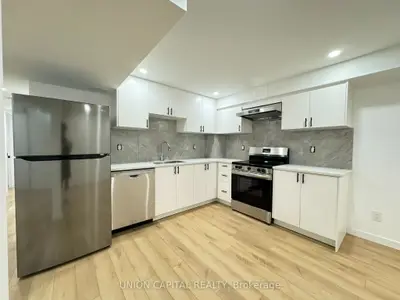 704 Courtney Valley Road Lower, Mississauga, On L5v 0c3