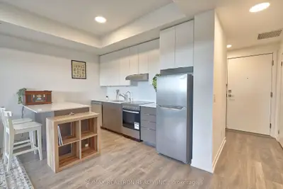 160 Canon Jackson Drive 606, Toronto, On M6m 0b6