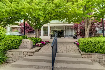 12 Old Mill Trail 203, Toronto, On M8x 2z4