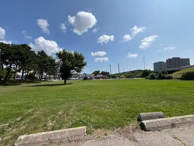 2090 Jane Street Front Green Parcel, Toronto, On M3m 3e3