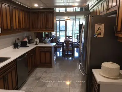 2000 Islington Avenue 412, Toronto, On M9p 3s7