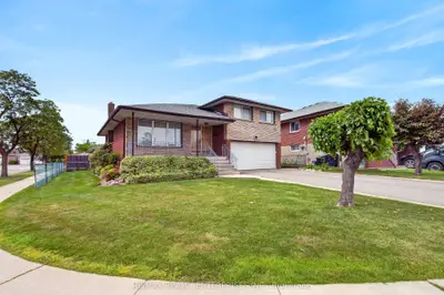 3 Slane Court, Toronto, On M9v 3x5