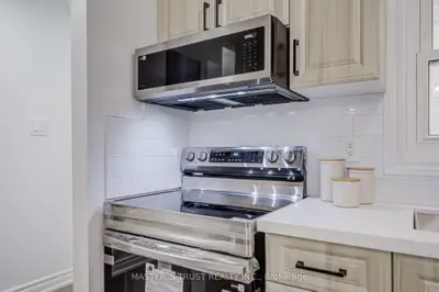4 Gatsby Square, Brampton, On L6s 2h4