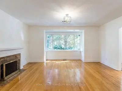 24 Elsfield Road, Toronto, On M8y 3r4