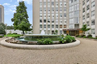3650 Kaneff Crescent 2801, Mississauga, On L5a 4a1