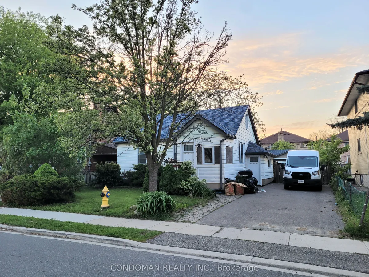22 Fairfield Avenue Coachhouse, Toronto, On M8v 2h9