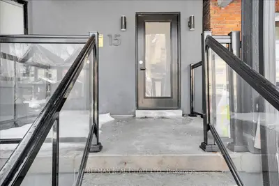 15 Thorburn Avenue 204, Toronto, On M6k 1c4