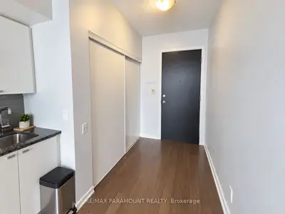 105 The Queensway 3209, Toronto, On M6s 5b5