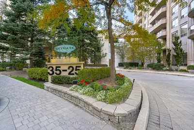 25 Kingsbridge Garden Circle 3013, Mississauga, On L5r 4b1