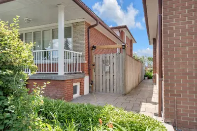 39 Veerland Drive Bsmt, Toronto, On M6l 1r8