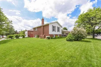 2 Marchbank Crescent, Brampton, On L6s 3b1