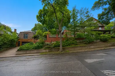 62 Indian Grove, Toronto, On M6r 2y4