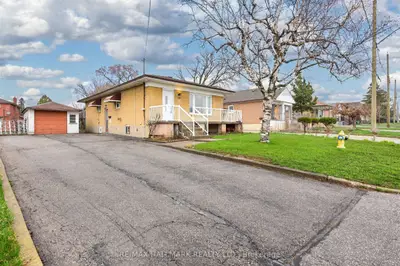 50 Dorking Crescent, Toronto, On M3m 2b6