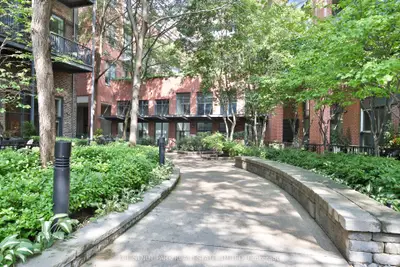 369 Sorauren Avenue 414, Toronto, On M6r 3c2