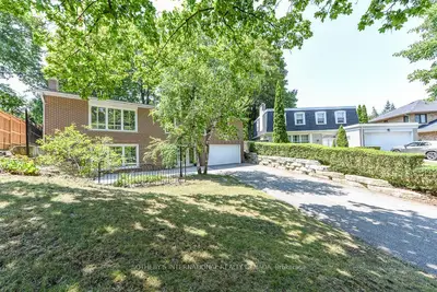 31 Queensborough Crescent, Toronto, On M9r 1a1