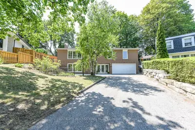 31 Queensborough Crescent, Toronto, On M9r 1a1