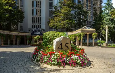 45 Kingsbridge Garden Circle 808, Mississauga, On L5r 3k4