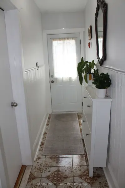 11a Woodcroft Crescent, Toronto, On M6e 1w7