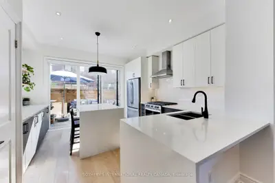 80 Daisy Avenue 30, Toronto, On M8w 0b7