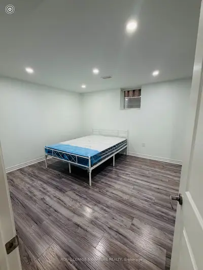 445 Malaga Road Room 1, Mississauga, On L5e 3v8