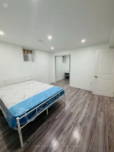 445 Malaga Road Room 1, Mississauga, On L5e 3v8